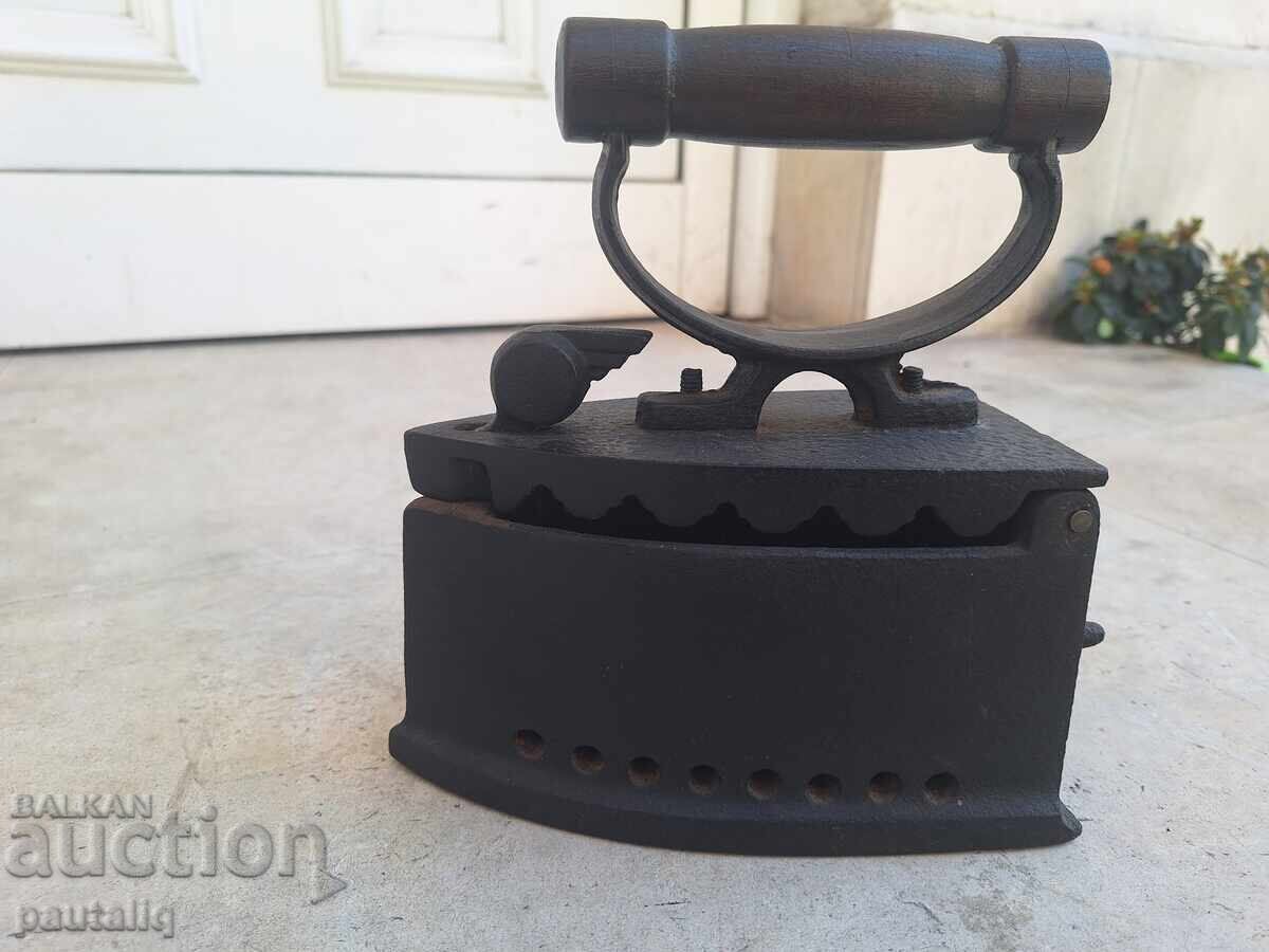 FIER DE CĂLCAT VECHI CU GRĂTAR cu preț 35.00 BGN | € 17.90 FIER DE CĂLCAT VECHI CU GRĂTAR cu preț 35.00 BGN | € 17.90