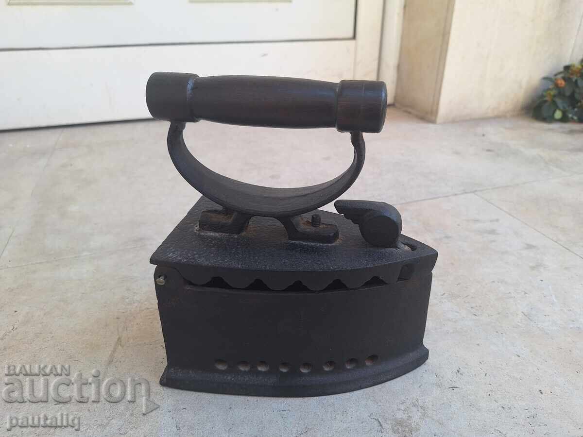 Licitație FIER DE CĂLCAT VECHI CU GRĂTAR Licitație FIER DE CĂLCAT VECHI CU GRĂTAR