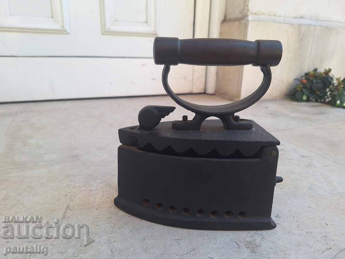 FIER DE CĂLCAT VECHI CU GRĂTAR FIER DE CĂLCAT VECHI CU GRĂTAR