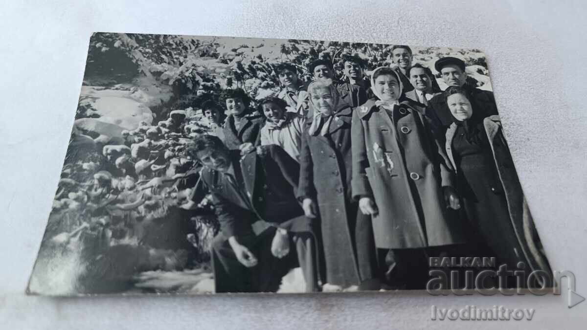 Снимка Мъже и жени покрай рекичката на хижа Вихрен 1962