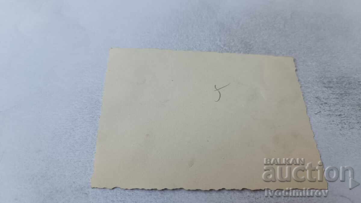 Snimka Σόφια Άνδρας και γυναίκες και παιδιά καθισμένοι σε παγκάκι με τιμή 2.15 BGN | € 1.10