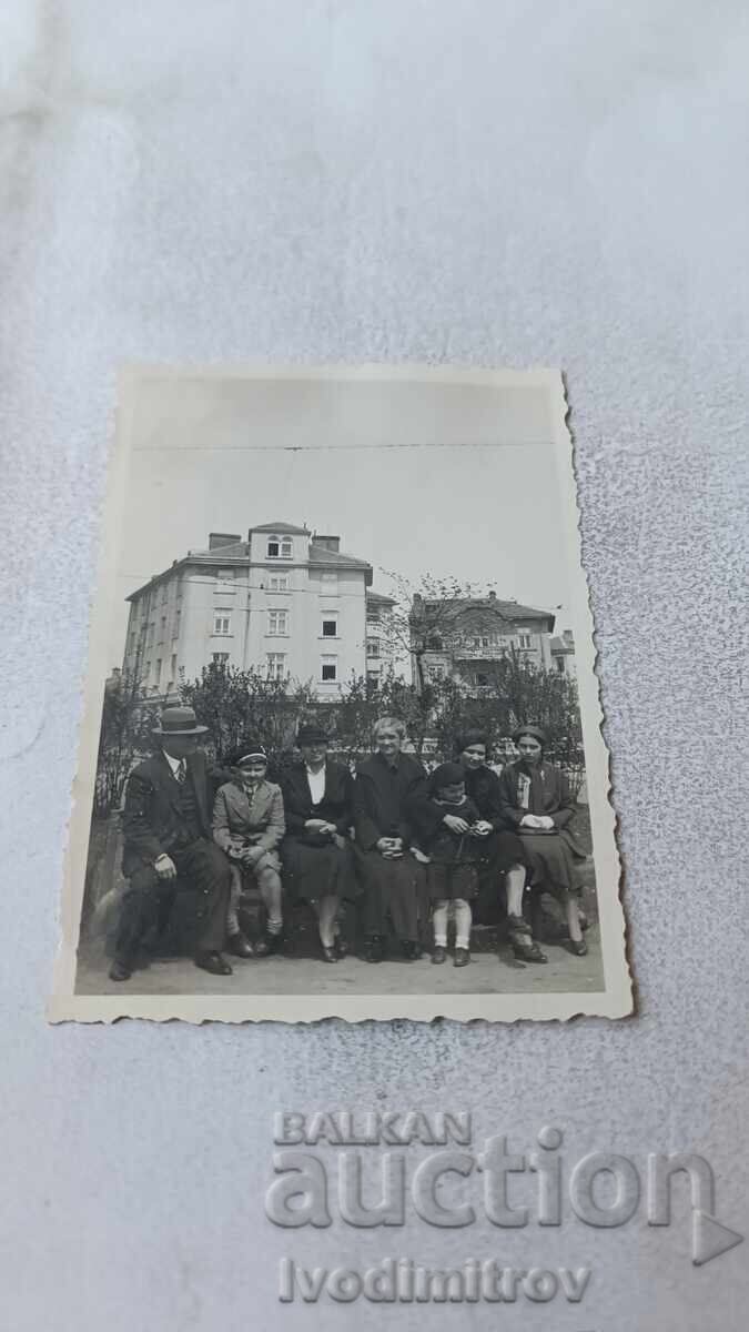 Snimka Σόφια Άνδρας και γυναίκες και παιδιά καθισμένοι σε παγκάκι