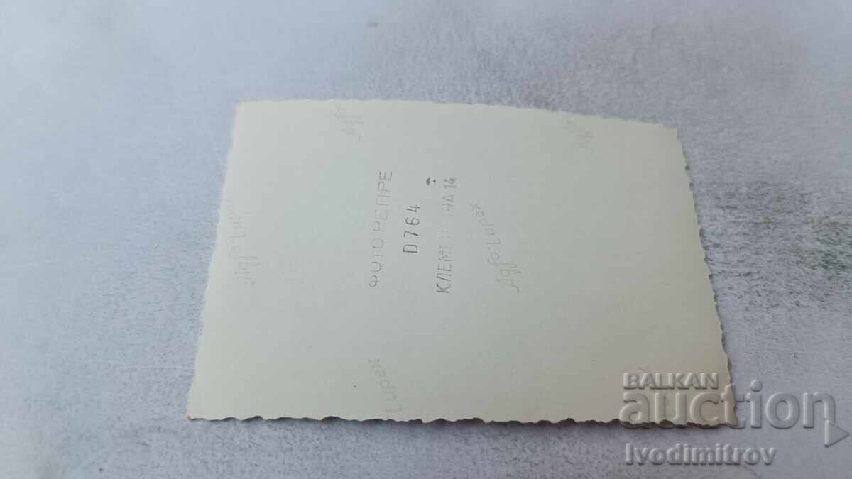 Снимка София Жена и малко момче седнали на пейка с цена 2.15 лв. | € 1.10