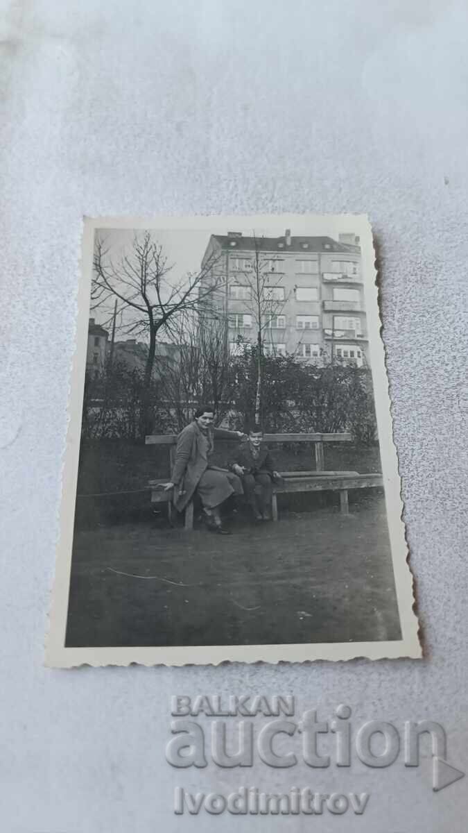 Снимка София Жена и малко момче седнали на пейка