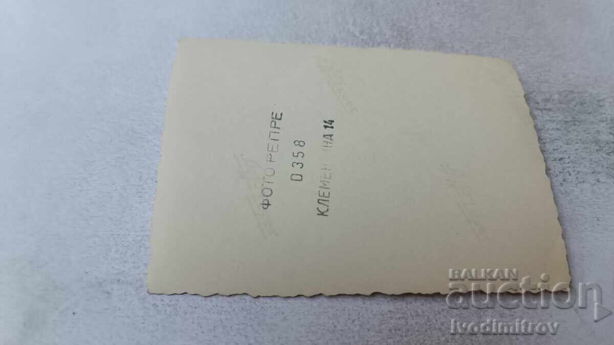 Snimka Sofiya Μια φωτογραφία με άνδρα και μικρό κοριτσάκι με τιμή 2.15 BGN | € 1.10