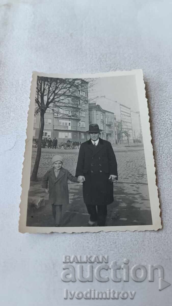 Snimka Sofiya Μια φωτογραφία με άνδρα και μικρό κοριτσάκι