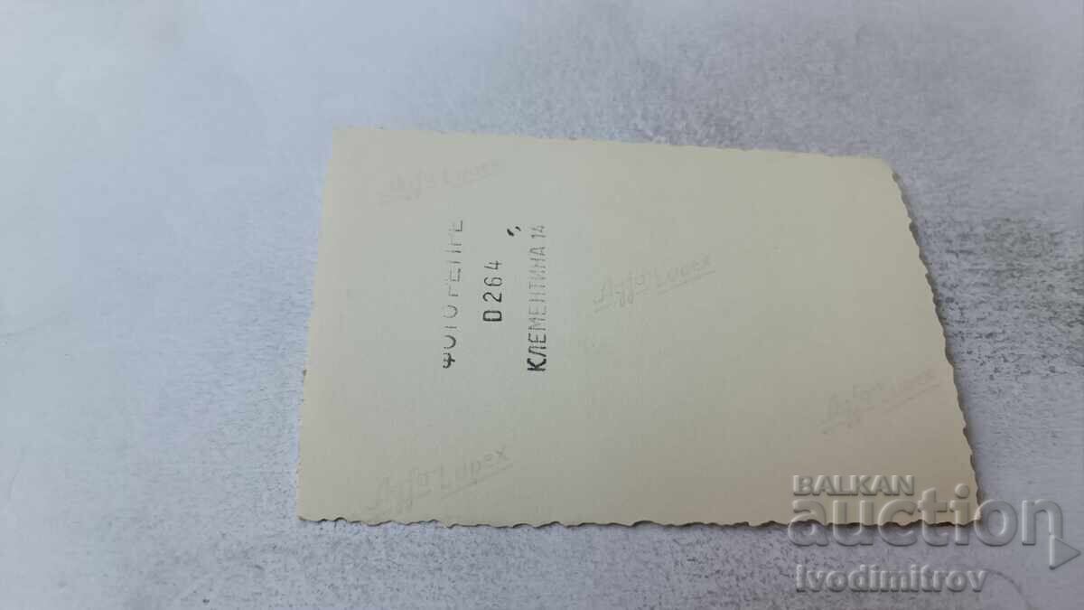 Φωτογραφία Σόφια Άνδρας μπροστά από πολυκατοικία με τιμή 2.15 BGN | € 1.10