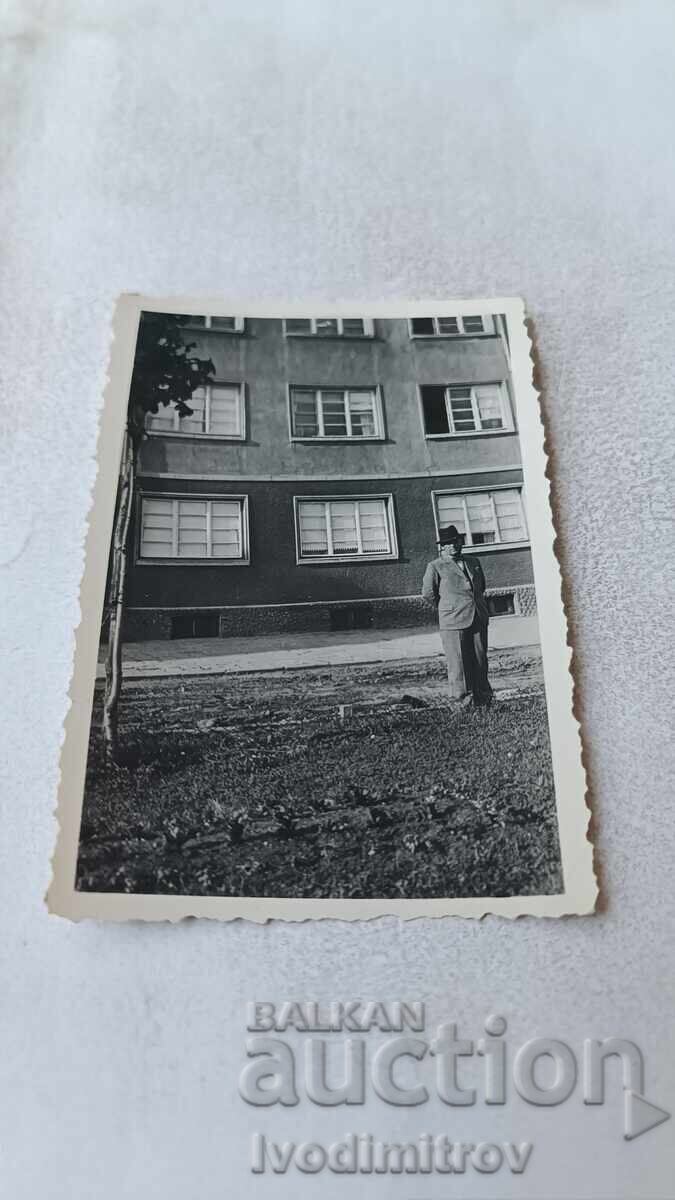 Φωτογραφία Σόφια Άνδρας μπροστά από πολυκατοικία