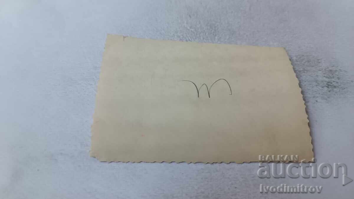 Φωτογραφία Σόφια Άνδρας μπροστά σε ΑΠΟΘΗΚΗ υφασμάτων με τιμή 2.45 BGN | € 1.25