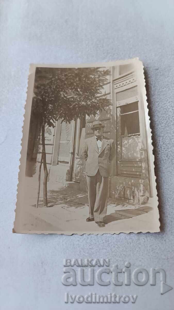 Φωτογραφία Σόφια Άνδρας μπροστά σε ΑΠΟΘΗΚΗ υφασμάτων