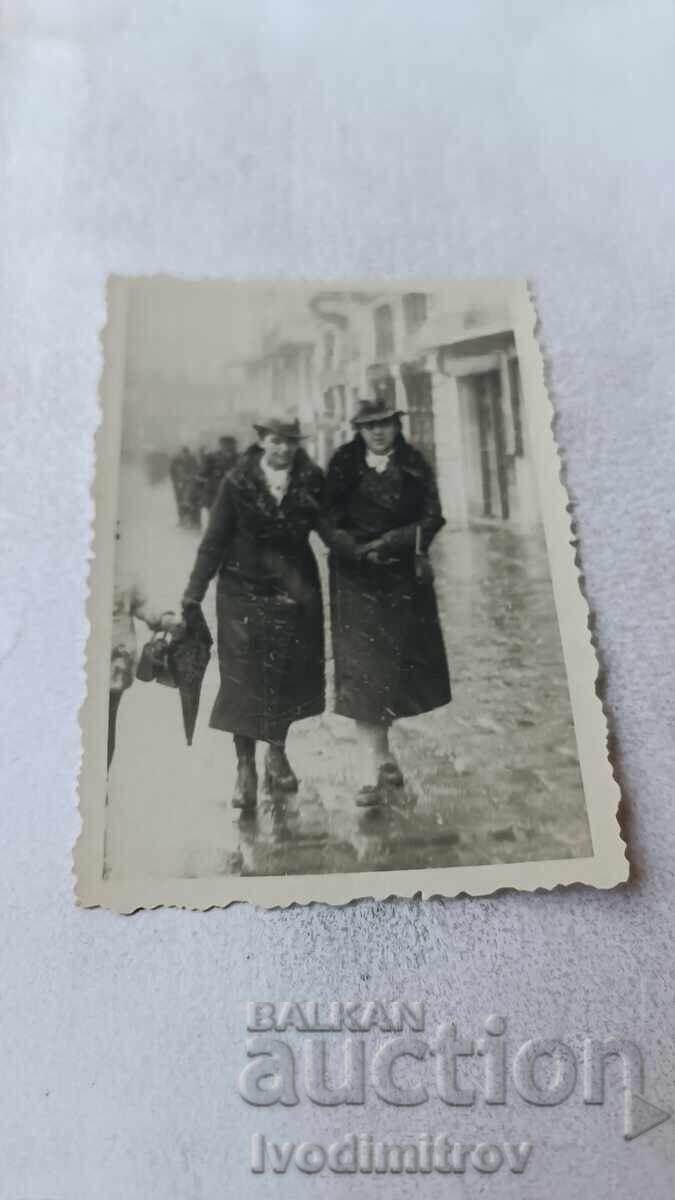 Photo Sofia Two women in winter coats on a walk in winter