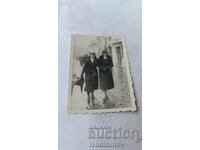 Photo Sofia Two women in winter coats on a walk in winter