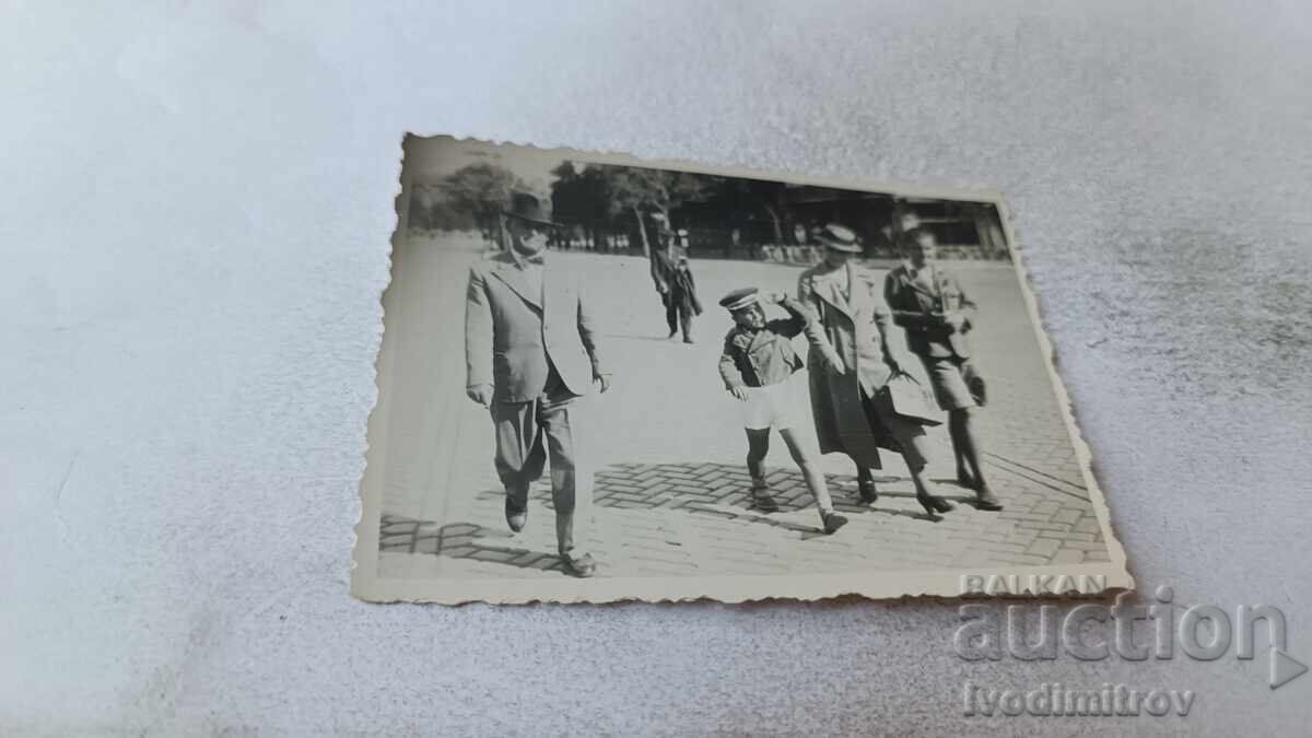 Snimka Sofiya Mŭzh γυναίκα και δύο αγόρια στην οδό Tsarŭ Osvoboditelŭ