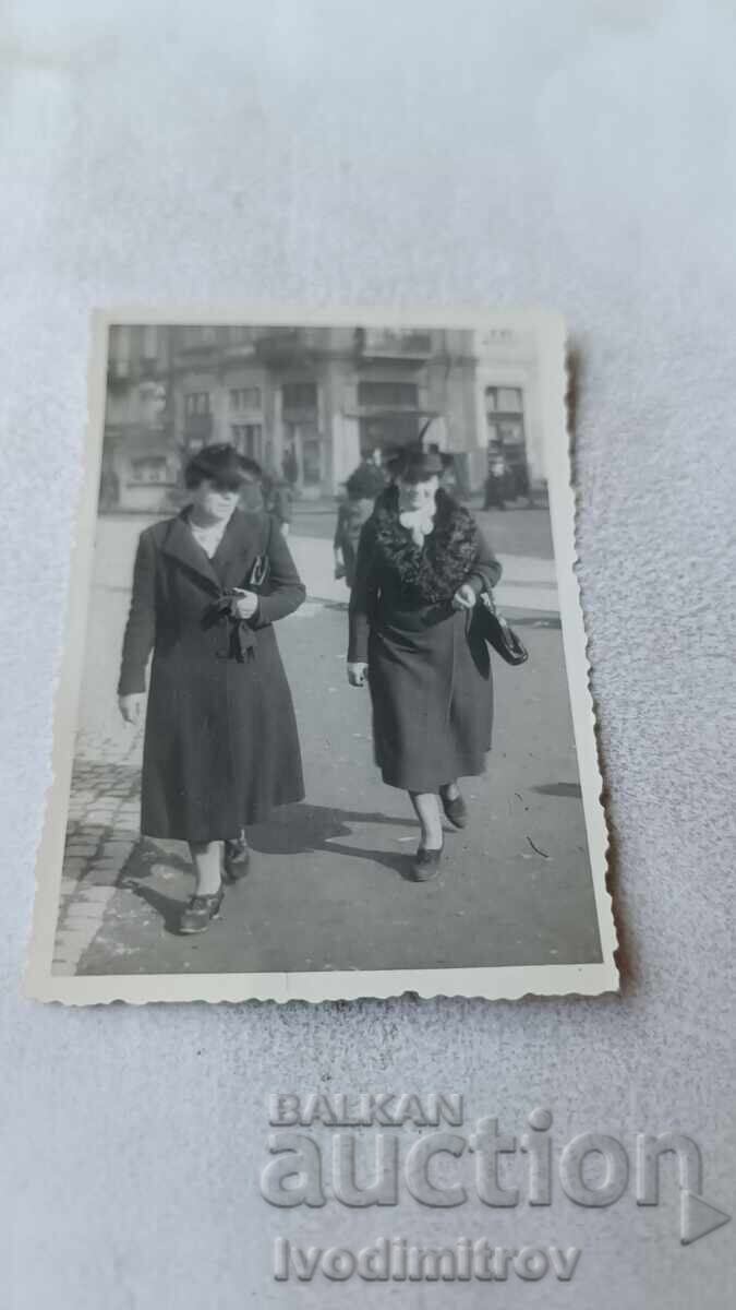 Photo Sofia Two women on a walk Photo Sofia Two women on a walk
