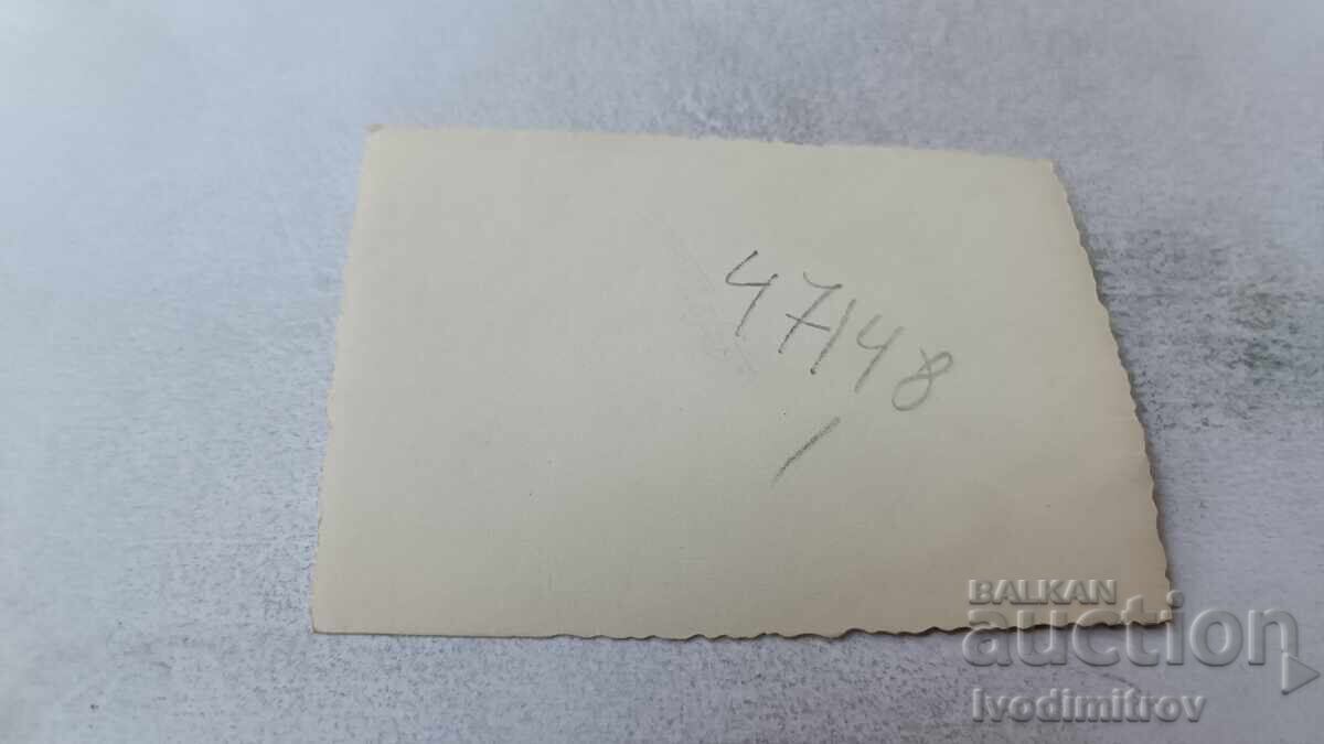 Снимка София Жена и мъж държащ вестник на разходка с цена 2.35 лв. | € 1.20 Снимка София Жена и мъж държащ вестник на разходка с цена 2.35 лв. | € 1.20