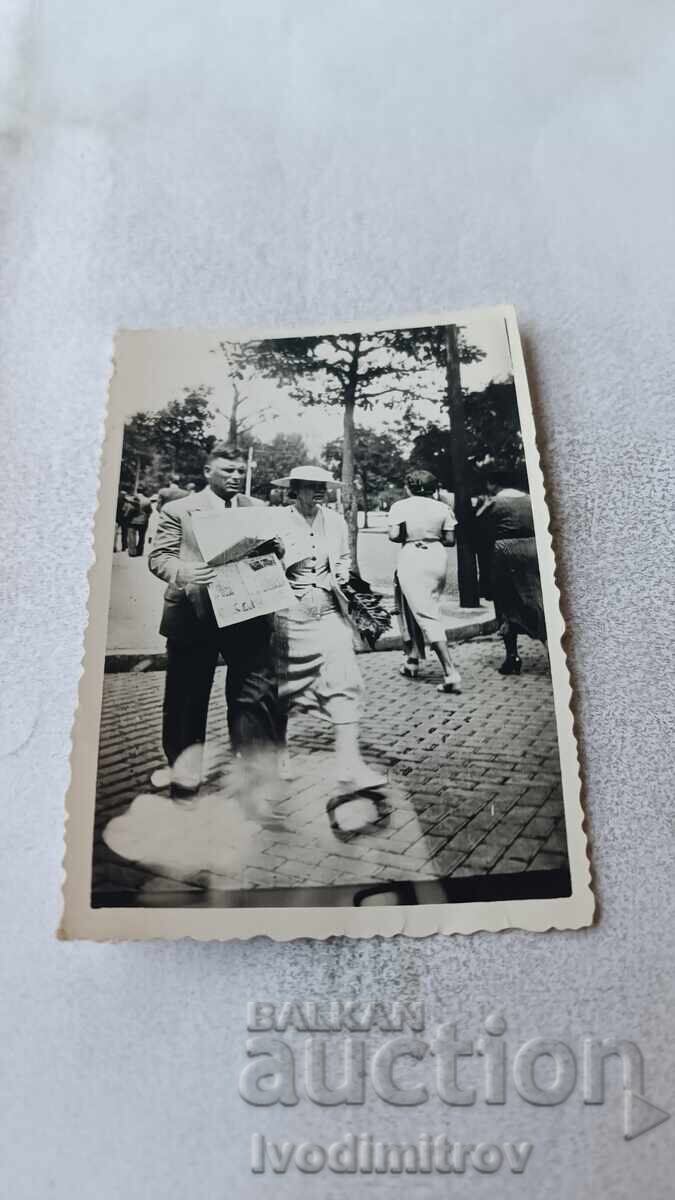 Снимка София Жена и мъж държащ вестник на разходка Снимка София Жена и мъж държащ вестник на разходка