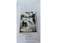 Снимка София Жена и мъж държащ вестник на разходка