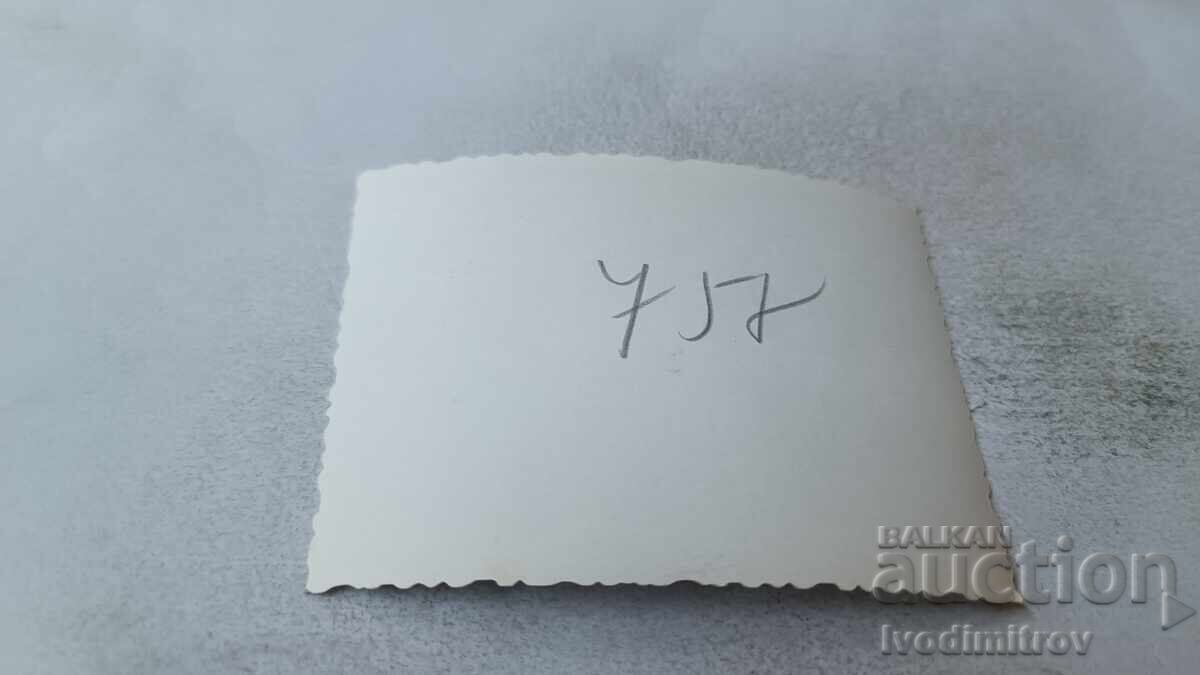 Снимка София Мъж и жена на тротоара с цена 1.85 лв. | € 0.95 Снимка София Мъж и жена на тротоара с цена 1.85 лв. | € 0.95