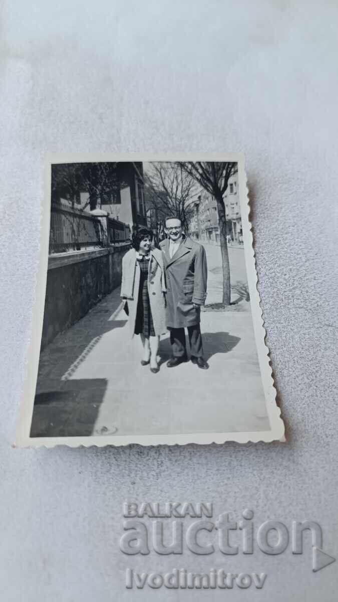 Снимка София Мъж и жена на тротоара Снимка София Мъж и жена на тротоара