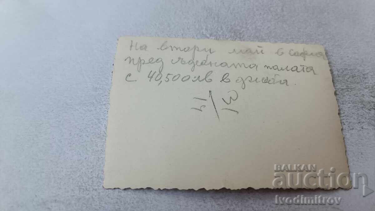 Снимка София Мъж пред Съдебната палата с 40500 лева в джоба с цена 1.85 лв. | € 0.95