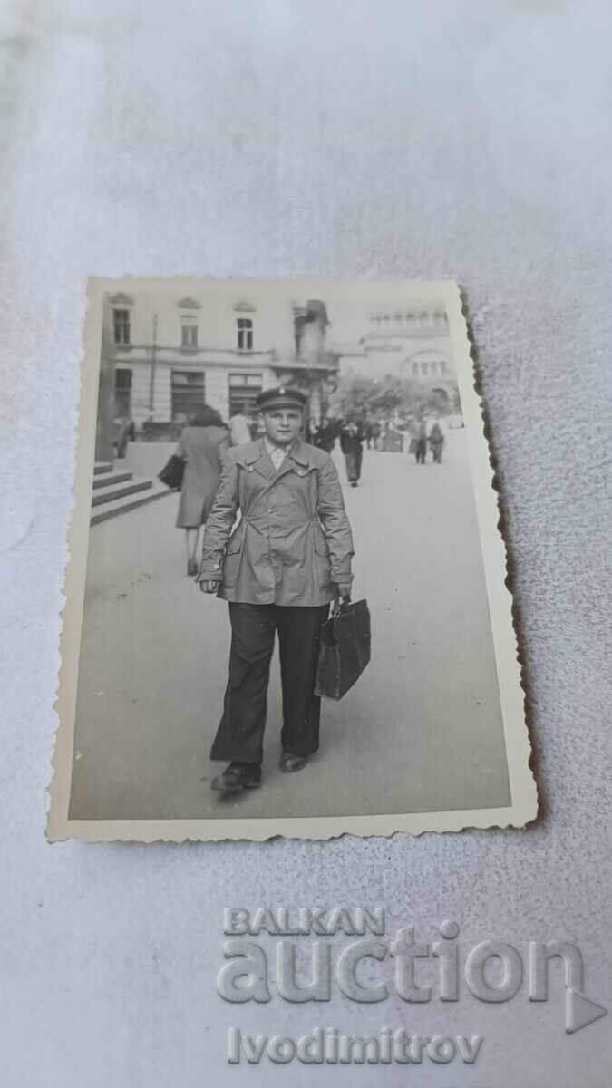 Снимка София Мъж пред Съдебната палата с 40500 лева в джоба