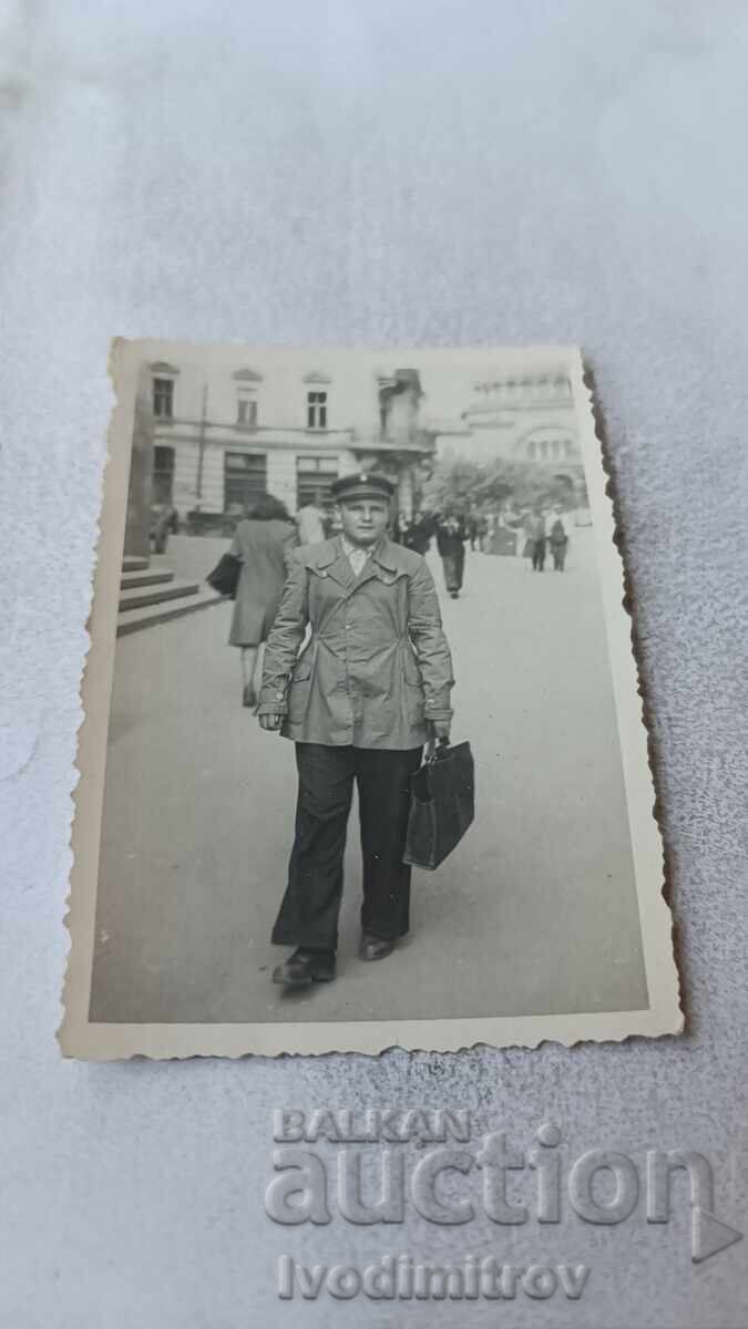 Снимка София Мъж пред Съдебната палата с 40500 лева в джоба