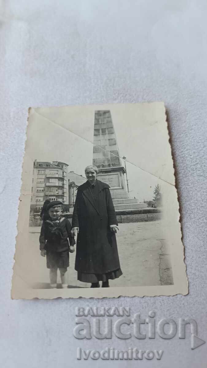 Photo Sofia Boy and elderly woman in front of Russian Monument
