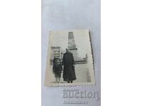 Photo Sofia Boy and elderly woman in front of Russian Monument