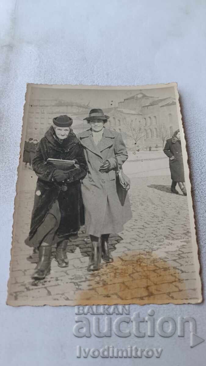 Снимка София Две жени на разходка на Тодоровден 1949