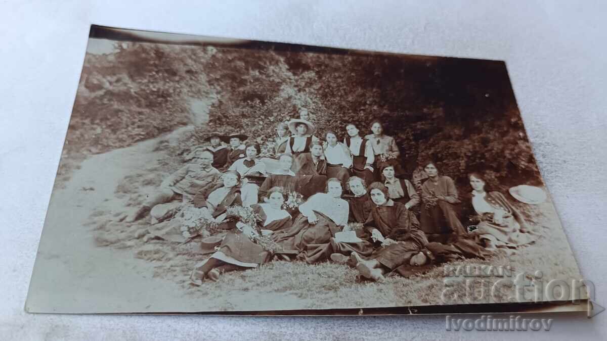 Photo of Vladaia Schoolgirls with their Teacher 1917
