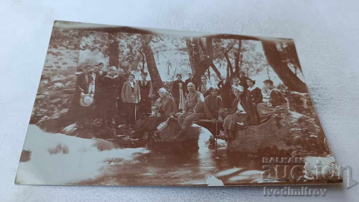 Φωτογραφία Βλάδαγιας μαθητριών με τον δάσκαλό τους στο ποτάμι 1917 Φωτογραφία Βλάδαγιας μαθητριών με τον δάσκαλό τους στο ποτάμι 1917