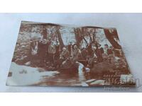 Φωτογραφία Βλάδαγιας μαθητριών με τον δάσκαλό τους στο ποτάμι 1917