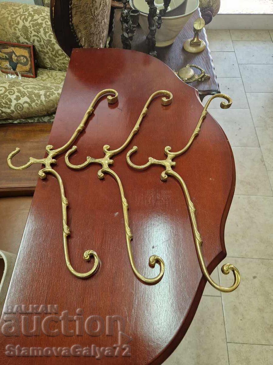 Licitație Lot de 3 umerașe franceze din bronz antic Licitație Lot de 3 umerașe franceze din bronz antic