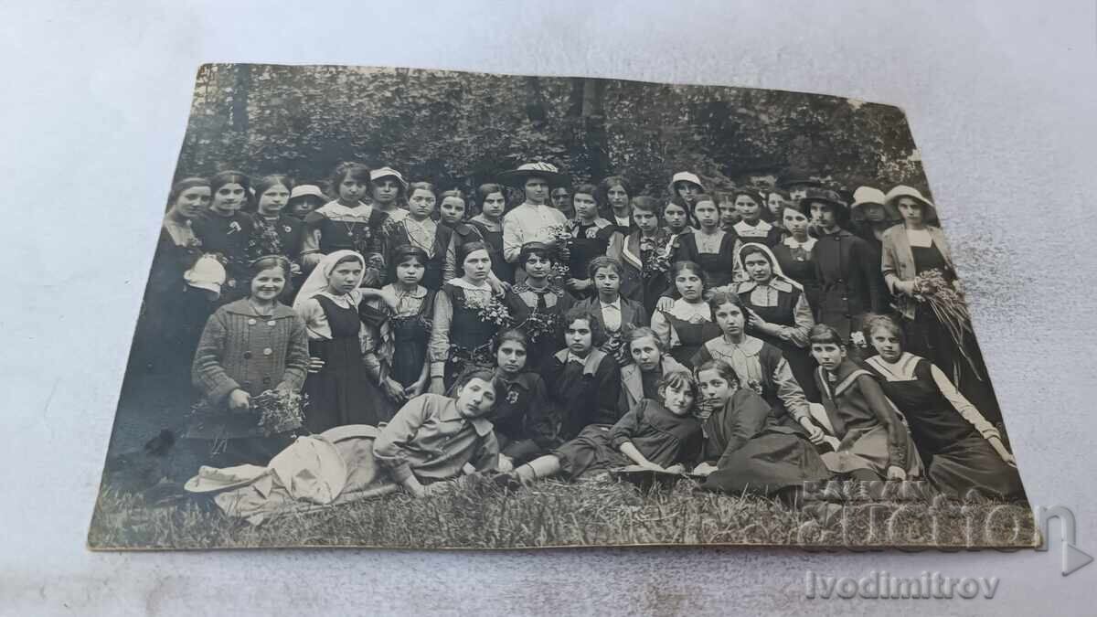 Photo Sofia Schoolgirls from 2nd grade on an excursion to Pavlovo