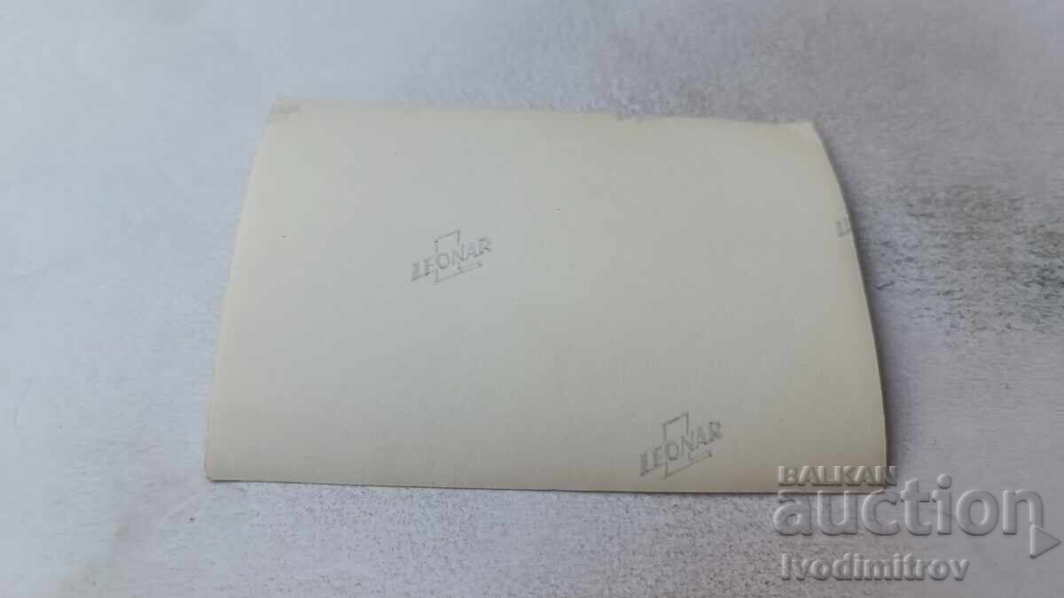 Φωτογραφία Ρούσε Δύο αγόρια και ο καπετάνιος του ατμόπλοιου Βιτ Ρούσε με τιμή 5.65 BGN | € 2.89