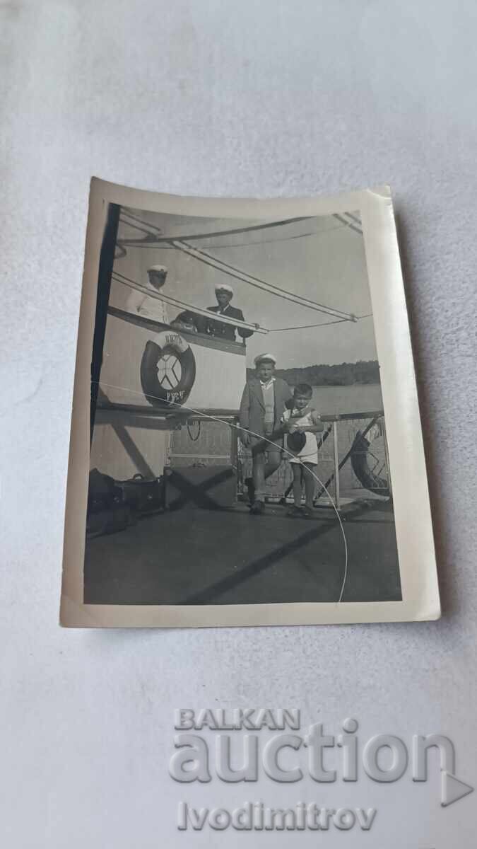 Φωτογραφία Ρούσε Δύο αγόρια και ο καπετάνιος του ατμόπλοιου Βιτ Ρούσε