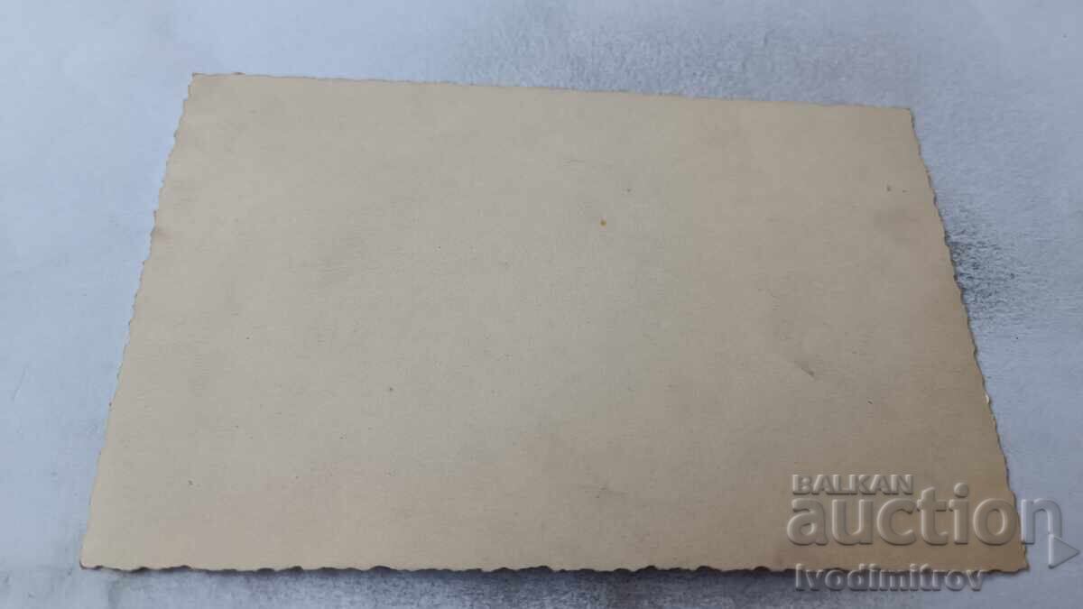 Снимка София Деца и жена в двора на къща с цена 2.35 лв. | € 1.20