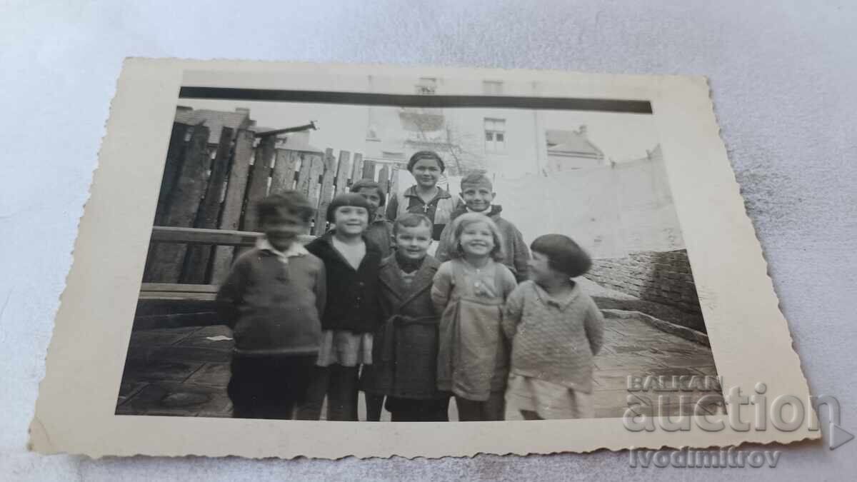 Снимка София Деца и жена в двора на къща