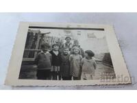 Снимка София Деца и жена в двора на къща