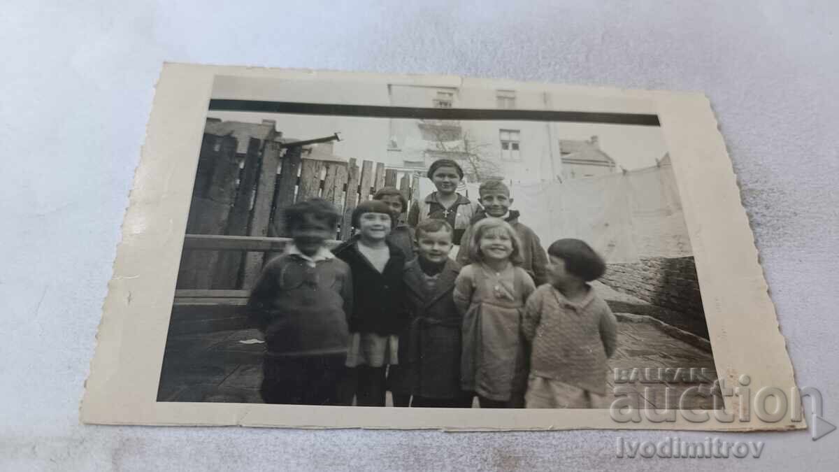 Снимка София Деца и жена в двора на къща Снимка София Деца и жена в двора на къща