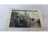 Φωτογραφία Σόφιας: Παιδιά και γυναίκα στην αυλή σπιτιού