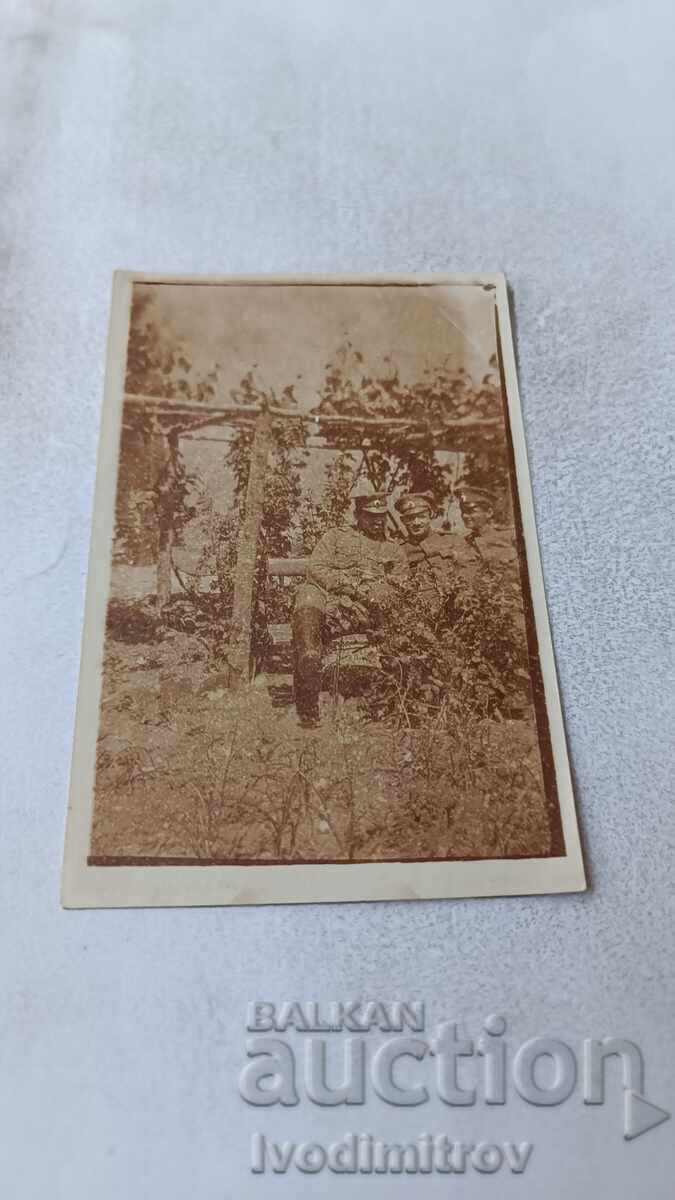 Fotografie Doi ofițeri pe o bancă sub viță-de-vie Fotografie Doi ofițeri pe o bancă sub viță-de-vie