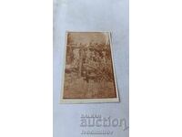 Φωτογραφία Δύο αξιωματικών σε πάγκο κάτω από κληματαριά