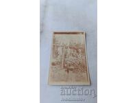 Φωτογραφία Δύο αξιωματικών σε πάγκο κάτω από κληματαριά