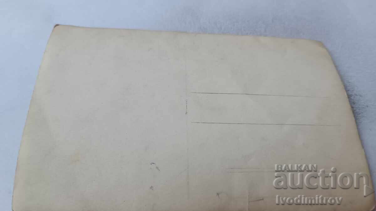 Fotografie Ofițer cu două medalii și fete tinere cu preț 3.35 BGN | € 1.71 Fotografie Ofițer cu două medalii și fete tinere cu preț 3.35 BGN | € 1.71