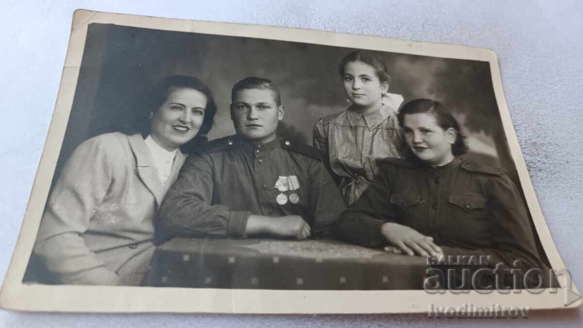 Fotografie Ofițer cu două medalii și fete tinere Fotografie Ofițer cu două medalii și fete tinere