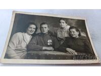 Φωτογραφία Αξιωματικού με δύο μετάλλια και νεαρά κορίτσια