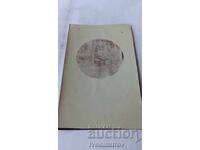 Fotografie Ofițer șezând pe bancă sub viță-de-vie