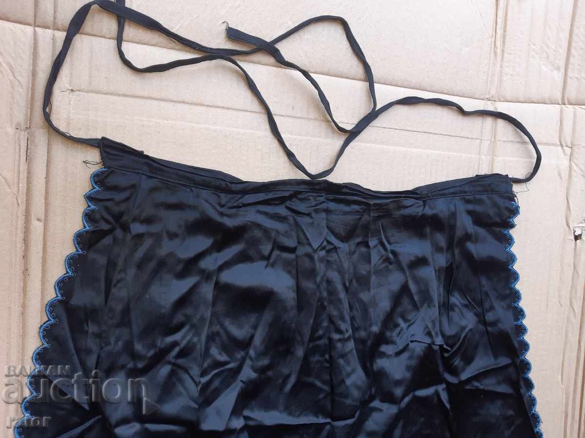 Παράδοση Ποδιά με πολύ κέντημα, παραδοσιακή φορεσιά