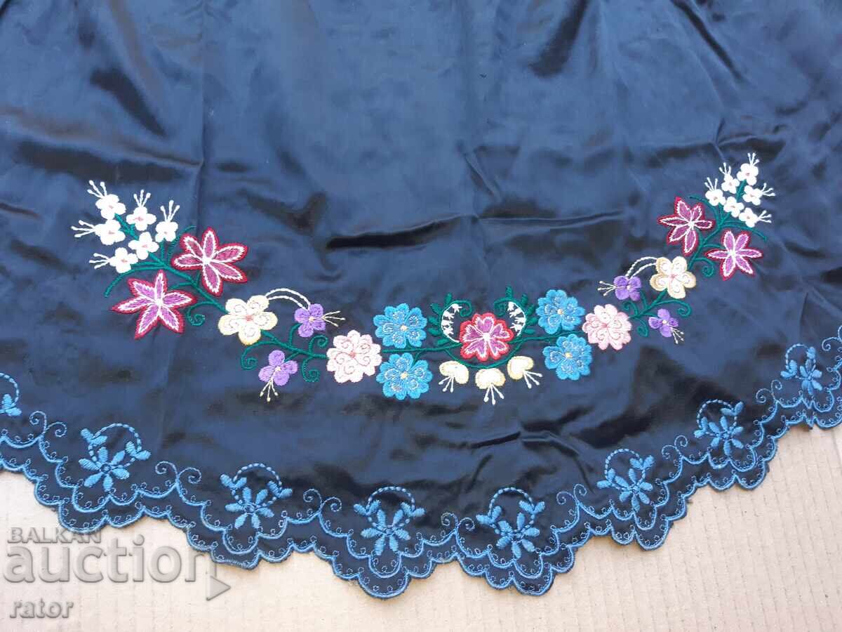 Ποδιά με πολύ κέντημα, παραδοσιακή φορεσιά - 5